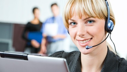 呼叫中心系統(tǒng)報(bào)價(jià)與業(yè)務(wù)外包服務(wù) 成本效益與選擇指南